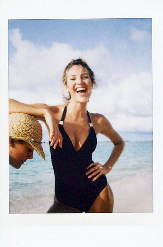 „Scanpix“/Xposurephotos.com nuotr./Modelis Candice Swanepoel. Juodas vientisas maudymosi kostiumėlis su iškirpte – laiko patikrinta klasika.