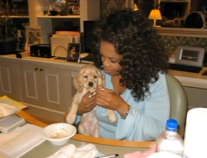 Vida Press nuotr./Oprah Winfrey su savo augintine Sadie 2009 metais
