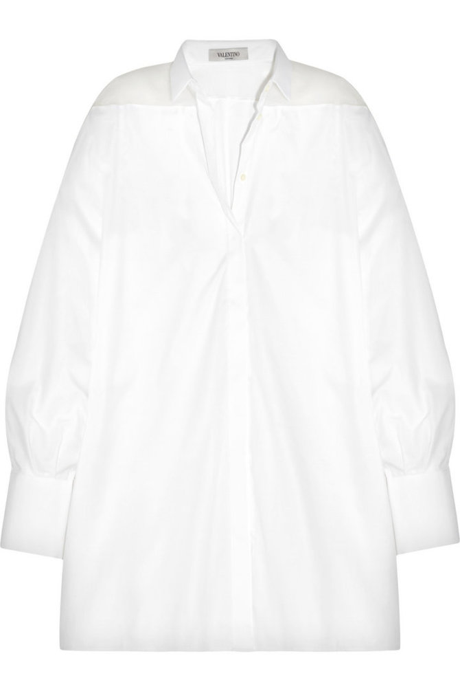 Gamintojo nuotr./Balti „Valentino“ marškiniai su peršviečiamos medžiagos įsiuvais ties pečių linija.