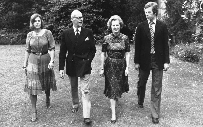 „Scanpix“/AP nuotr./Margaret Thatcher su šeima. Iš kairės: dukra Carol, vyras Denisas, Margaret ir sūnus Markas