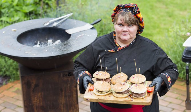 Luko Balandžio / 15min nuotr./Galina Bovševič gamina burgerius