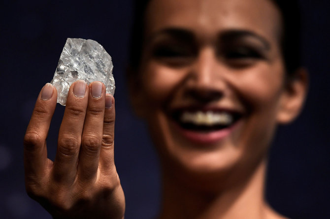 „Reuters“/„Scanpix“ nuotr./Didžiausias pasaulyje nešlifuotas deimantas „Lesedi la Rona“