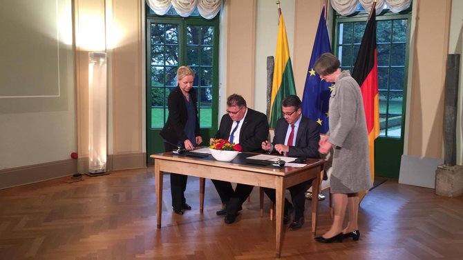 URM nuotr./Lietuvos ir Vokietijos užsienio reikalų ministrai Berlyne pasirašė susitarimą dėl Vasario 16-osios Nepriklausomybės Akto perdavimo Lietuvai penkeriems metams.