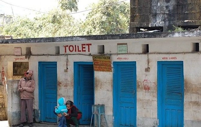 E.Digrytės nuotr./Pakelės tualetas Nepale
