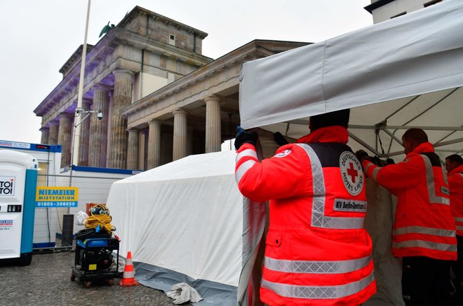 AFP/„Scanpix“ nuotr./Berlyne ruošiamasi Naujųjų metų šventei prie Brandenburgo vartų