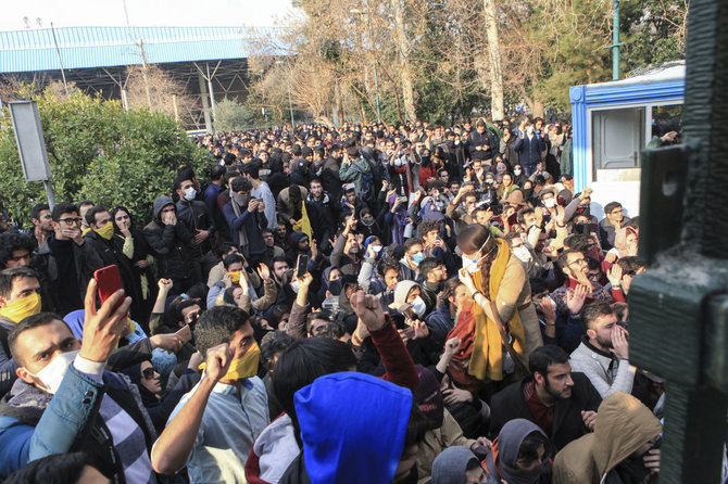 „Scanpix“ nuotr./Irane protestuotojai išėjo į gatves
