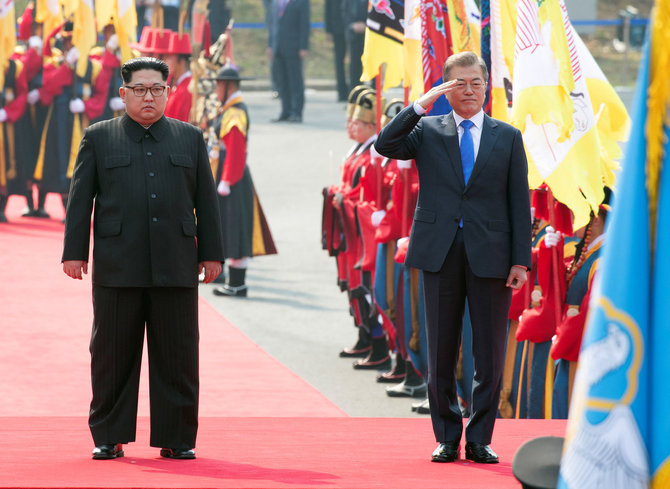 „Reuters“/„Scanpix“ nuotr./Šiaurės ir Pietų Korėjos lyderiai: Kim Jong Unas ir Moon Jae-inas 