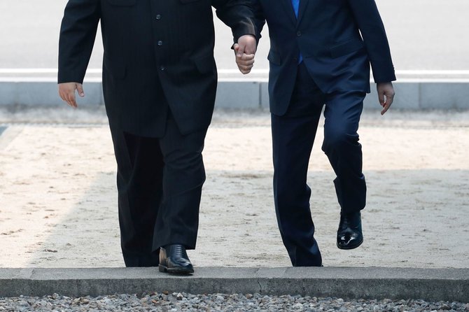AFP/„Scanpix“ nuotr./Šiaurės ir Pietų Korėjos lyderiai: Kim Jong Unas ir Moon Jae-inas 