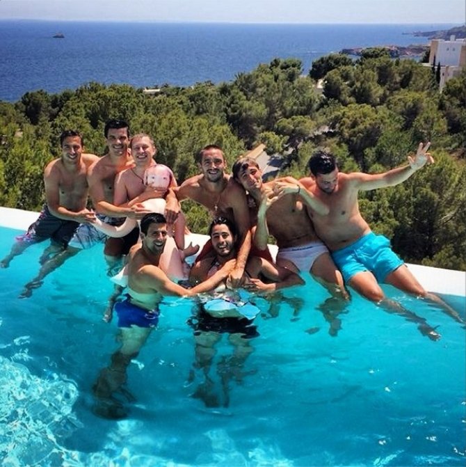 instagram nuotr./Novakas Džokovičius kartu su draugais ilsėjosi Ibisoje