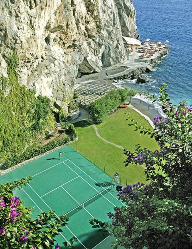 architecturaldigest.com nuotr./Pritrenkiantys teniso kortai penkiose išskirtinėse pasaulio vietose