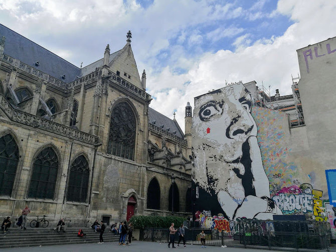 J.Lapienytės nuotr./Prie Pompidou gražu, bet netrūksta turistų