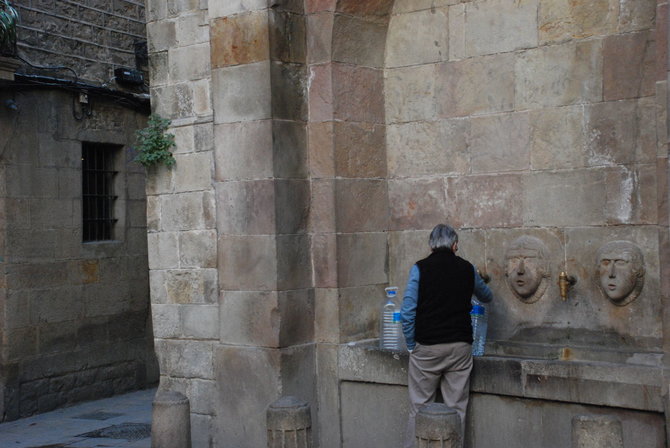 J.Lapienytės nuotr./Gotikos kvartale žmogus semiasi vandenį
