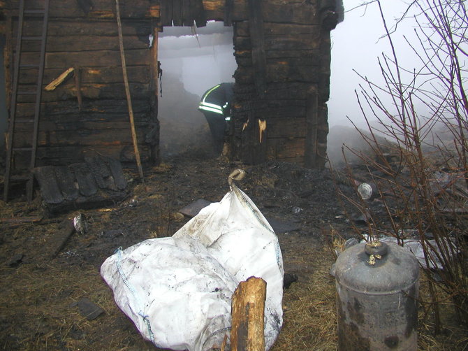V.Danauskienės nuotr./Lazdijų rajono Miškinių kaime vykusios  išgertuvės baigėsi gaisru - sudegė trys žmonės