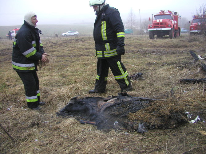 V.Danauskienės nuotr./Lazdijų rajono Miškinių kaime vykusios  išgertuvės baigėsi gaisru - sudegė trys žmonės