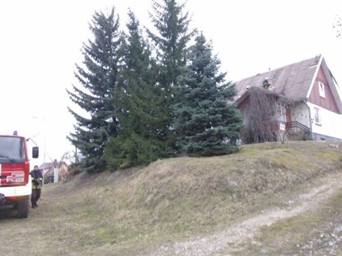 Vilmos Danauskienės nuotr./Vėtra nuplėšė Lazdijų meteorologijos stoties pastato stogo dangą