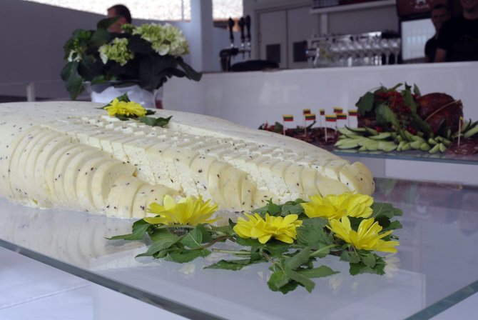 Jurgitos Lapienytės nuotr./Lietuviai „EXPO“ parodoje lankytojus vilioja maistu: šakočiais, sūriu, cepelinais