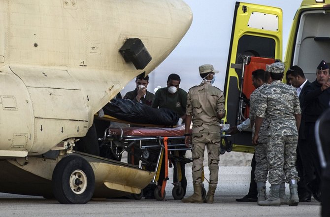 AFP/„Scanpix“ nuotr./Egipto paramedikai krauna mirusiųjų kūnus į karinį lėktuvą