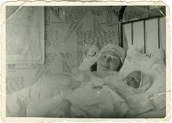 Nuotrauka iš Vilčinskų šeimos archyvo/Gimdymas namie, 1935 m.