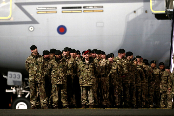 „Reuters“/„Scanpix“ nuotr./Į NATO batalioną Estijoje atvyko pirmieji britų kariai
