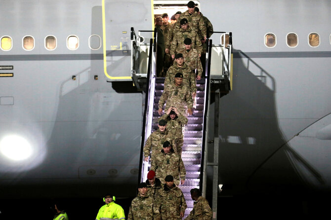 „Reuters“/„Scanpix“ nuotr./Į NATO batalioną Estijoje atvyko pirmieji britų kariai