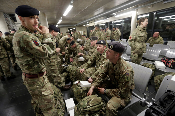 „Reuters“/„Scanpix“ nuotr./Į NATO batalioną Estijoje atvyko pirmieji britų kariai