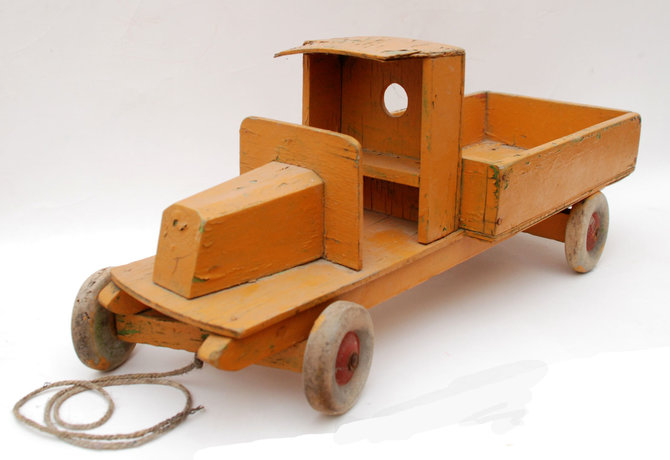 K.Mikoliūnaitės nuotr./Žaislų muziejaus nuotrauka. XX a. I pusės sunkvežimis