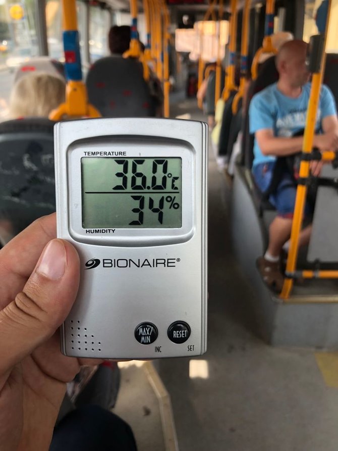 15min skaitytojo Sauliaus nuotr./Kauno autobuse Nr. 3 antradienį buvo 36 laipsniai. 