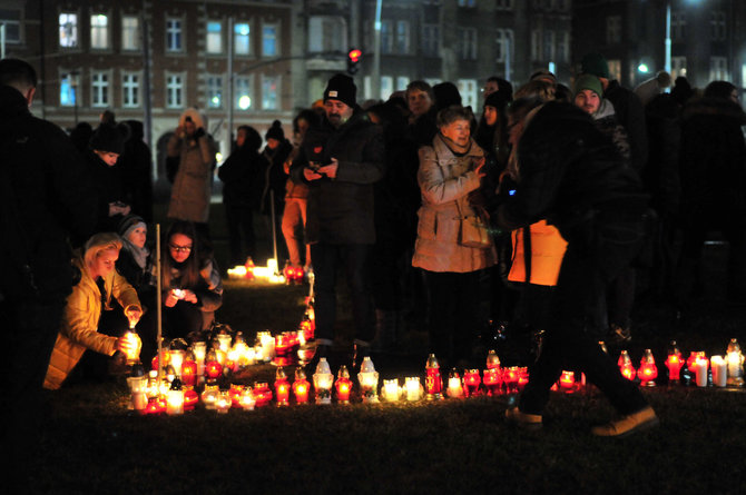 Violetos Grigaliūnaitės/15min nuotr./Gdansko gyventojai iš žvakių formavo širdį savo merui.