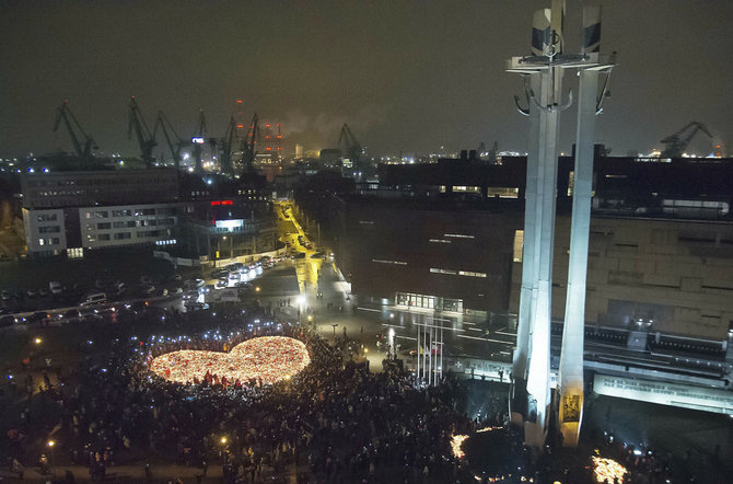 „Scanpix“/AP nuotr./Širdis iš žvakių nužudytam Gdansko merui Pawelui Adamowicziui