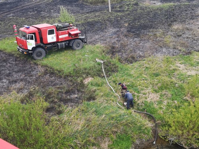 Mindaugo Kantauto nuotr./Rusijos ugniagesiai gesina degančią žolę