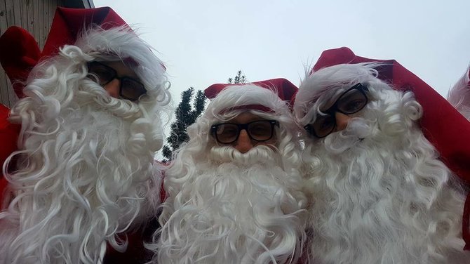 Sužionių bendruomenės nuotr./Kalėdų seneliai skuba pas Sužionių vaikus. 2018 m. Kalėdos