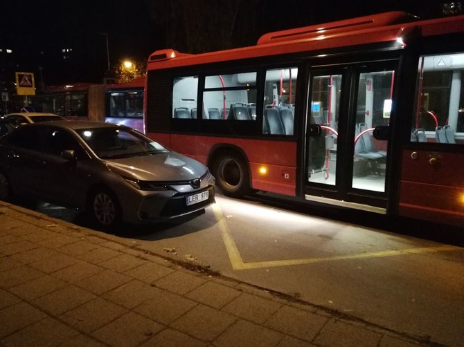 15min skaitytojo nuotr./Autobusui trukdantys automobiliai