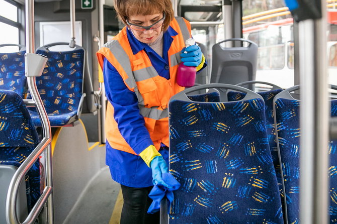 „Susisiekimo paslaugų“ nuotr./Vilniuje dezinfekuojamas autobusas