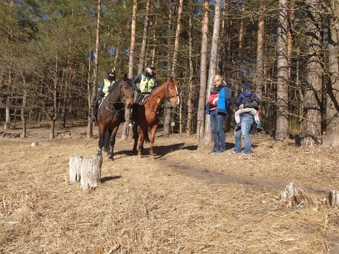 Lietuvos policijos feisbuko nuotr./Raitosios policijos pareigūnai Vilniaus pamiškėje