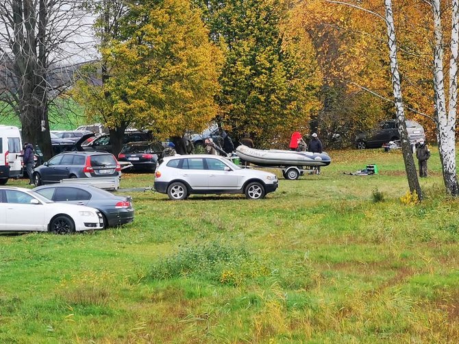 Žuvinto biosferos rezervato nuotr./Automobiliai Žaltyčio ežero pakrantėje 