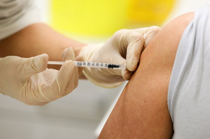 Kauno klinikų nuotr./Kauno klinikose prasidėjo darbuotojų skiepijimas COVID-19 vakcina.
