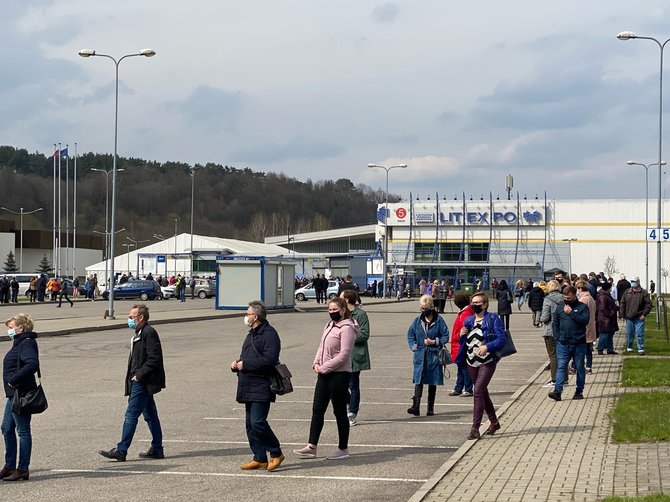 Žygimanto Gedvilos / 15min nuotr./Eilės prie „Litexpo“