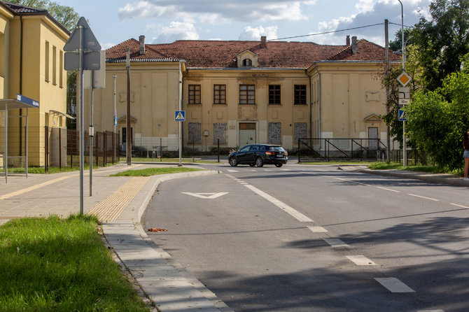 Vidmanto Balkūno / 15min nuotr./Apleista mokykla Grigiškėse, kur siūlyta apgyvendinti migrantus