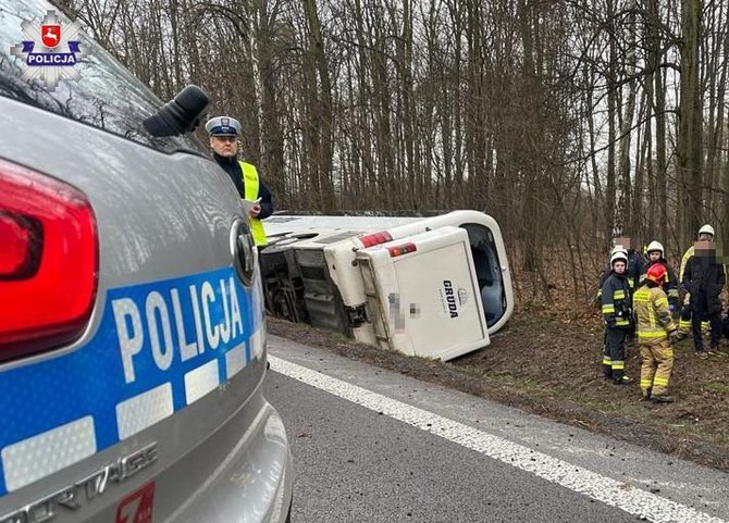 Lenkijos policijos nuotr./Lenkijoje avariją patyręs autobusas iš Lietuvos