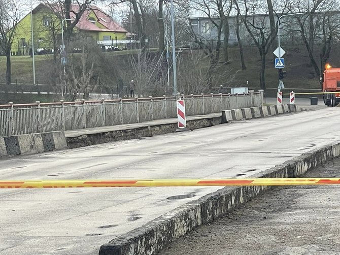 Indrės Fiodorovos nuotr./Kėdainiuose įgriuvo tiltas
