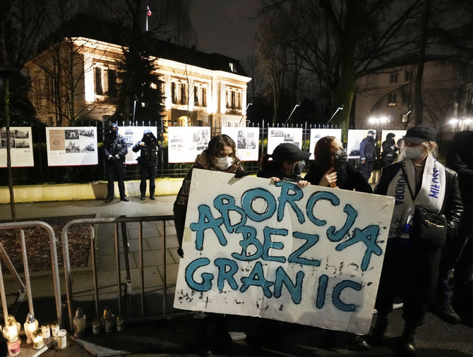 „Scanpix“/AP nuotr./Protestas prieš abortų draudimo griežtinimą Lenkijoje
