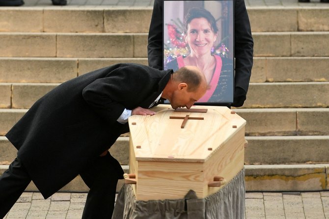 AFP/„Scanpix“ nuotr./Prancūzijoje nužudytos mokytojos laidotuvės