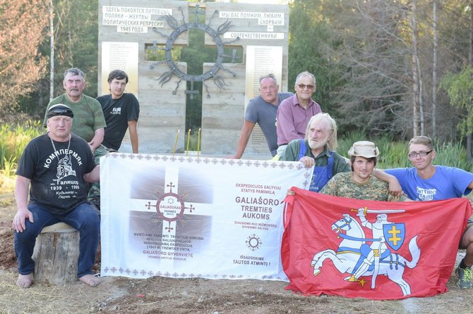 „Ekspedicija – paminklas Galiašoro tremtiniams“ feisbuko nuotr./Paminklas Galiašore ir jo statytojai