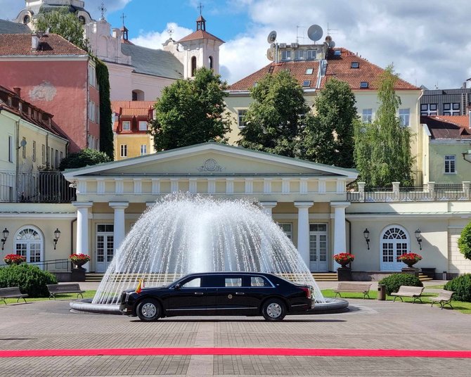 Ramūno Jakubausko nuotr./Joe Bideno automobilis prezidentūros kieme