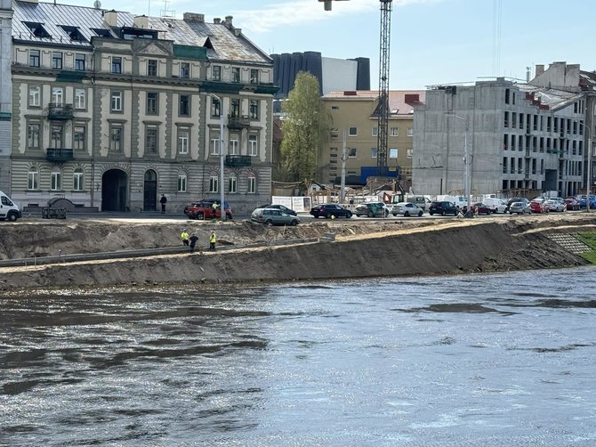 15min skaitytojo Tomo nuotr./Tvarkomos Neries krantinės atsidūrė po vandeniu