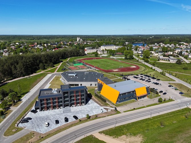 Viešbučio nuotr./Molėtų baseinas (dešinėje) ir viešbutis šalia