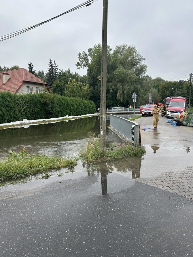 Komenda Miejska PSP m.st. Warszawy nuotr./Išsiliejęs kanalas Varšuvos gyvenamajame rajone