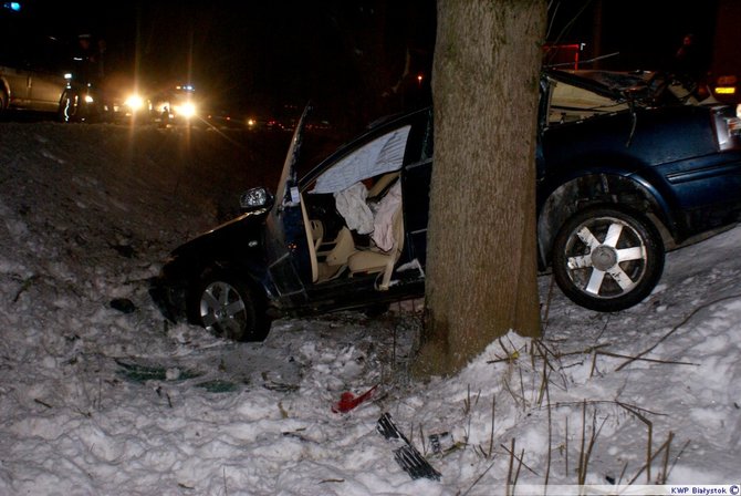 Suvalkų policijos nuotr./Lietuvio vairuojamas automobilis Lenkijoje nuskriejo nuo kelio ir trenkėsi į medį