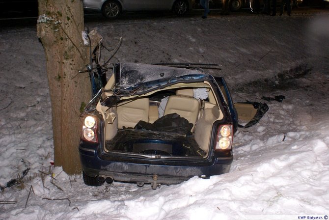 Suvalkų policijos nuotr./Lietuvio vairuojamas automobilis Lenkijoje nuskriejo nuo kelio ir trenkėsi į medį