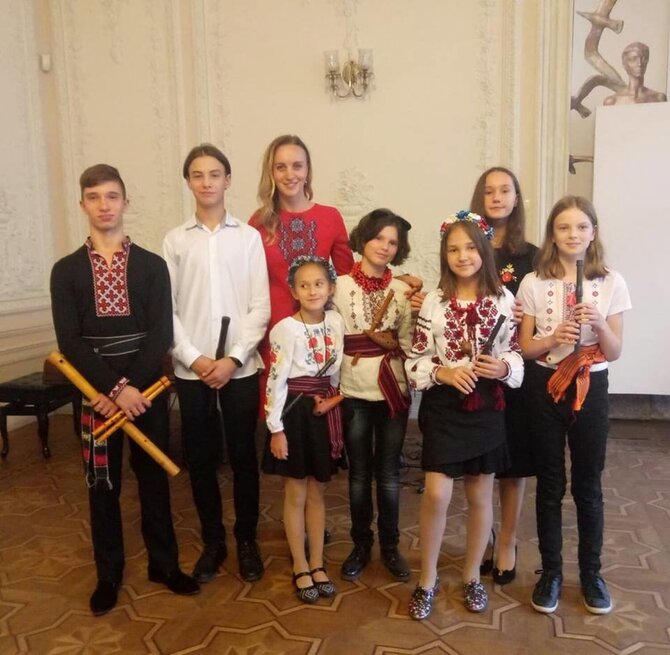 Asmeninio archyvo nuotr./Yaryna Tovkailo su mokiniais Kyjive
